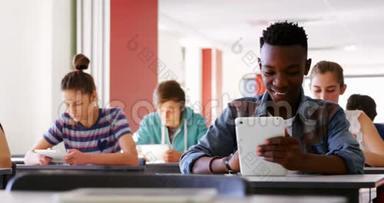 学生在课堂上使用数字平板电脑